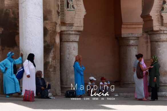 Donne davanti alla Porta Bab el Monsour Pht Emanuela Gizzi Mapping Lucia