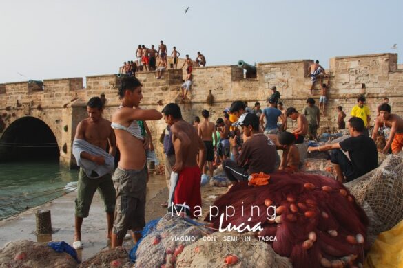 Essaouira ragazzi al molo Pht Emanuela Gizzi Mapping Lucia