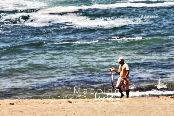 Oualidia un uomo con un anguilla Pht Emanuela Gizzi Mapping Lucia