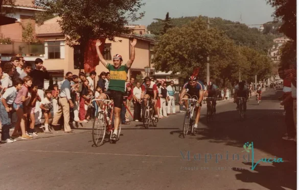 dino-gizzi-alza-le-braccia-al-cielo-tagliando-il-traguardo-in-bici