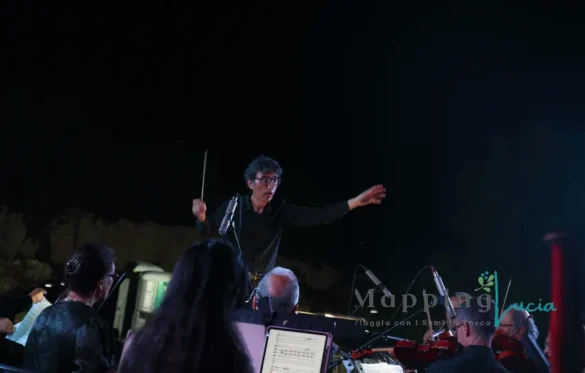 il-direttore-d-orchestra-del-formello-chigi-festival-durante-il-concerto-a-villa-versaglia