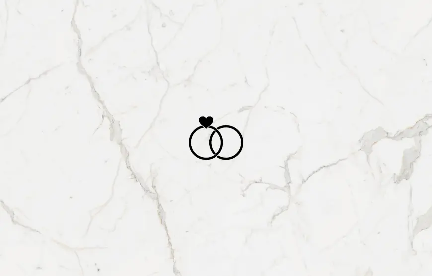 due-anelli-al-centro-di-un-foglio-co-delle-striature-grigie-simbolo-di-una-dichiarazione-d-amore