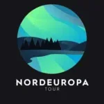 logo-nordeuropa-tour-con-nel-tondo-un-paesaggio-stilizzato-con-l-aurora-boreale
