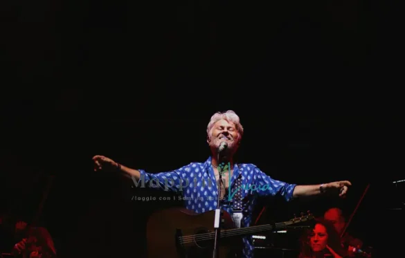 ron-a-braccia-aperte-mentre-canta-sul-palco-di-formello