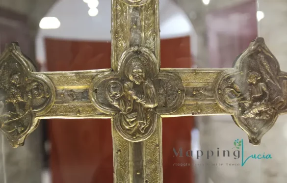 croce-astìle-verso-formella-con-salvatore-che-tiene-in-mano-il-globo-ai-lati-figure-degli-evangelisti-mostra-campagnano-nel-mito-del-sacro