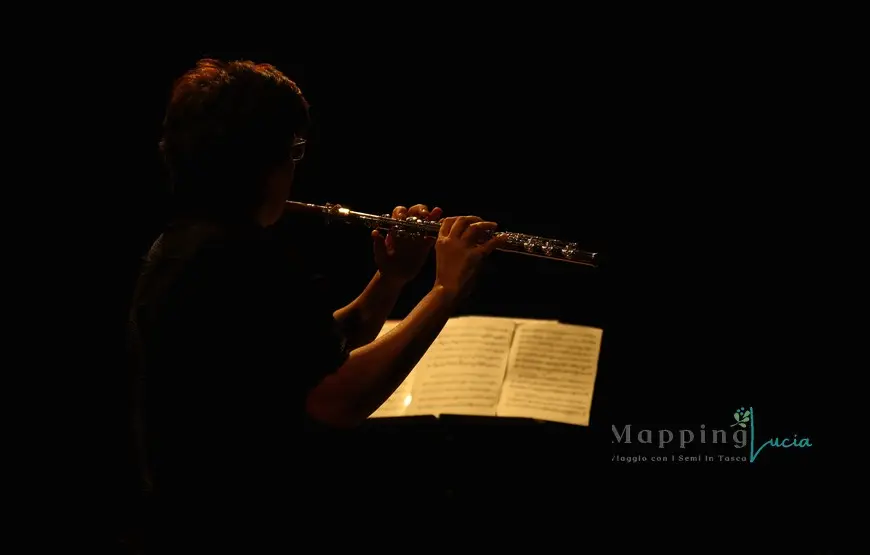 francesca-canali-di-spalle-con-il-flauto-traverso-tra-le-mani-mentre-suona-al-mozart-270-a-formello-teatro-velly